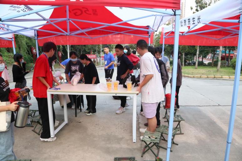 工作人员进行准备工作